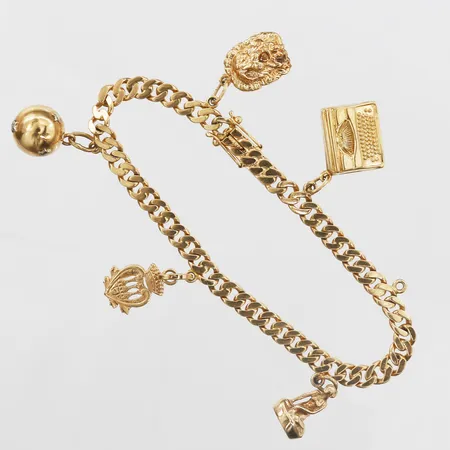 Armband Pansar med fem berlocker längd 19cm, bredd 5mm, ögla med plats för en till berlock, 18K Vikt: 19,5 g
