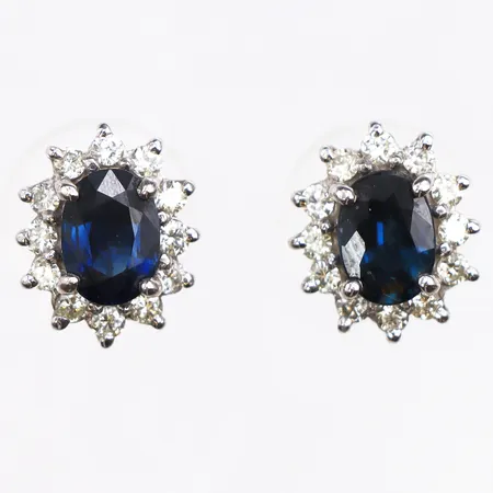 Ett par örhängen med safirer och diamanter ca 24x0,02ct, längd:11,6mm, bredd:9,5mm, vitguld 18K. Vikt: 4,8 g