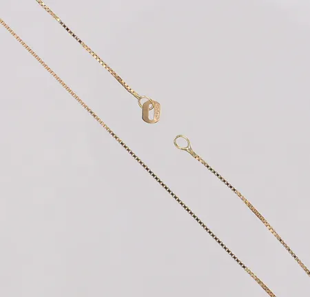 Kedja Venezia längd 44,5cm, bredd 0,7mm, saknar lås. 18K  Vikt: 1,6 g