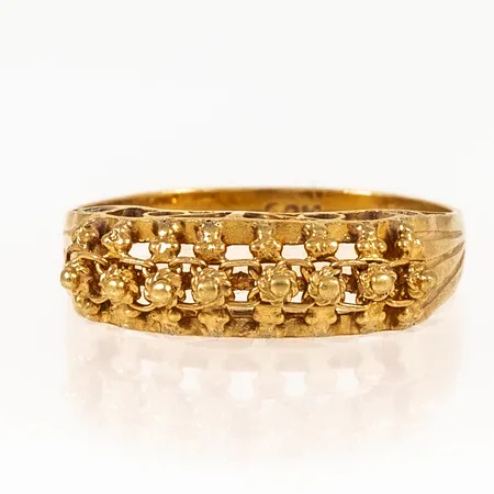 Ring stl:17½ bredd 2,5-5,8mm, något skev skena, stämplad 22K håller 18K 2,6g. 