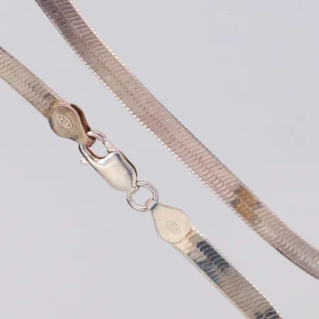 Collier, längd 46cm, bredd 5mm, GHA, repor 925/1000 silver Vikt: 14 g