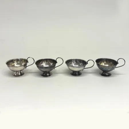 4 punchkoppar, gravyr, 830/1000 silver Vikt: 133,7 g