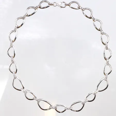 Collier med vita stenar, längd:44cm, 925/1000 silver. Vikt: 46,6 g