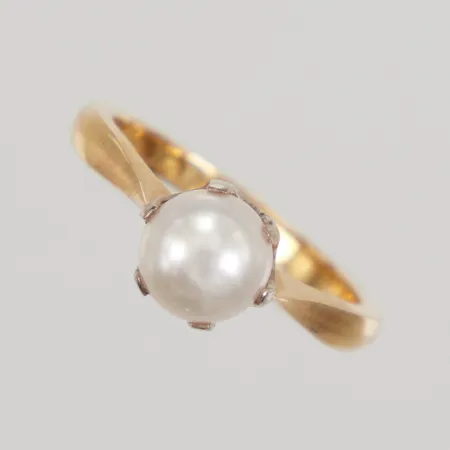 Ring med pärla stl:15½, bredd 6,5-2mm, krona omgjord i 18K, skena i 20K Vikt: 3,5 g