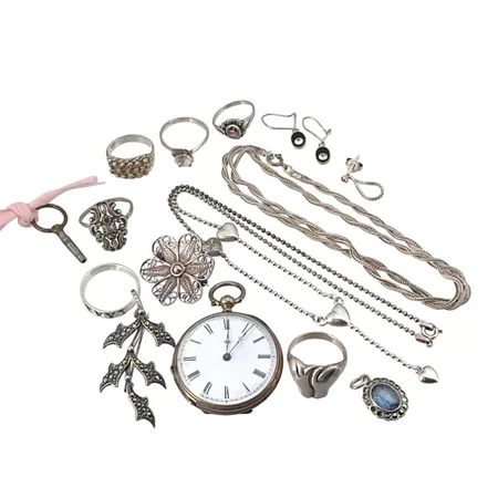 Diverse silversmycken + fickur med tillhörande nyckel, Ø38,5 mm, ej funktionstestad, bruksmärken/defekter, bruttovikt 86,5 gram  Vikt: 86,5 g