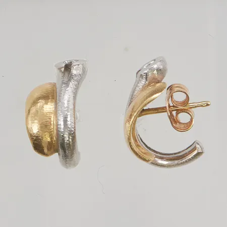 Örhängen, Ole Lynggaard tvåfärgade med diamanter 2xca0,05ct, bredd:3,3-8,7mm höjd:17,2mm 18K 6,9g.