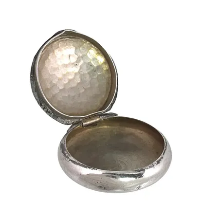 Dosa (pillerdosa) mindre modell silver 830/1000, diameter Ø33 mm, höjd 12,5 mm Vikt: 9,1 g