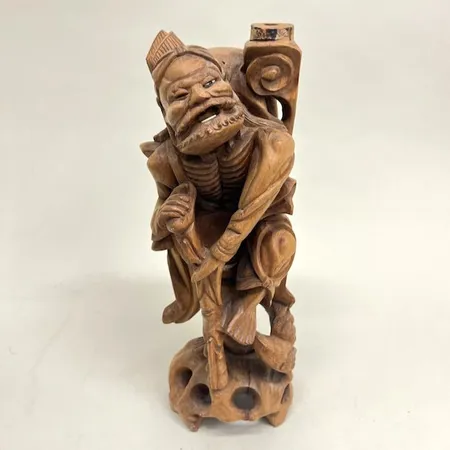Träfigur, man med käpp, Kina, 37,5x13cm, spricka, del saknas, troligen lampfäste Skickas med postpaket.