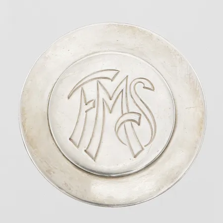 Brosch med monogram Ø30mm, silver 830/1000 Vikt: 10,4 g