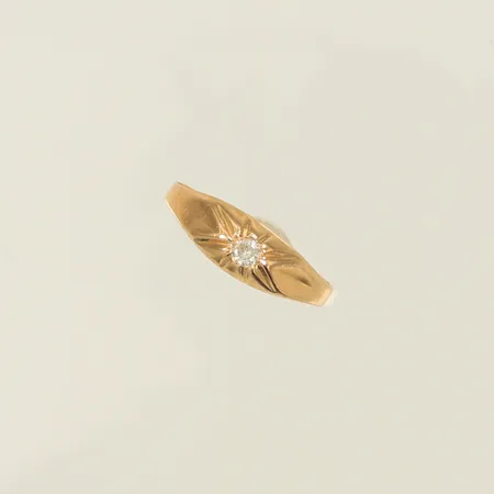 Ring med vit sten stl 15¼, bredd 2-5mm, 18K, 1g Vikt: 1 g