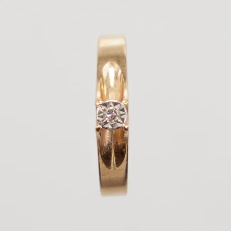 Ring med åttkantsslipad diamant 1x ca 0,01ct, stl 15¾, bredd 2,2-3,4mm, GFAB 18K Vikt: 1,7 g