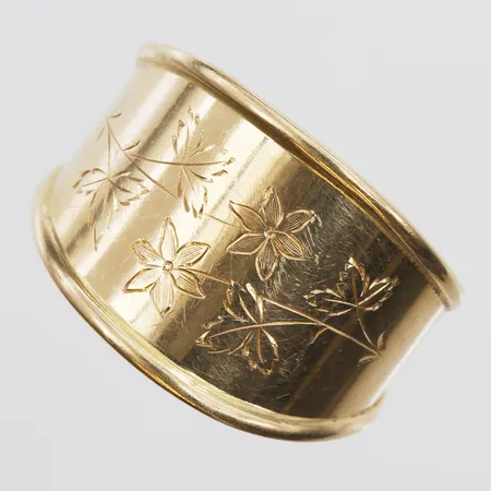 Ring med mönster stl:18½, bredd 5mm, Bäckströms Guldsmide Handelsbolag år 2004, 18K Vikt: 3,8 g