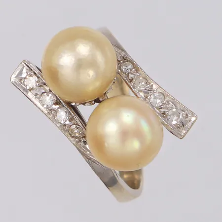 Ring med odlade pärlor och åttkantslipade diamanter ca 0,06ct, stl:17½, bredd 12,2mm, vitguld 18K Vikt: 7 g