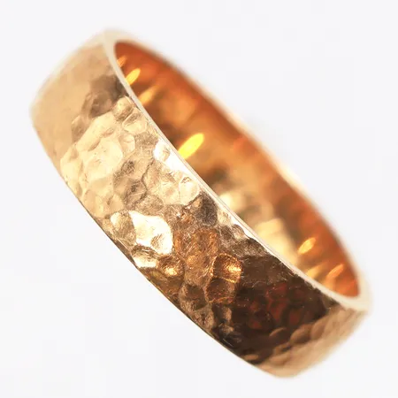 Ring med hamrad yta, stl:19½, gravyr 18K Vikt: 7,7 g