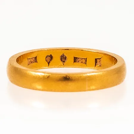 Ring slät stl:18½ bredd 3,4mm höjd 1,7mm, gravyr, 23K 6,3g. 