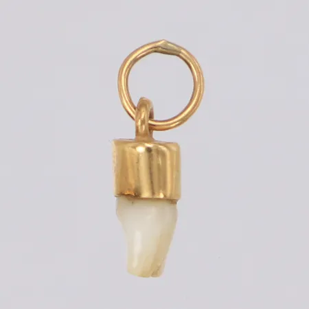 Hänge med okänt material längd 13,7mm bredd 3,6mm 18K Vikt: 0,4 g