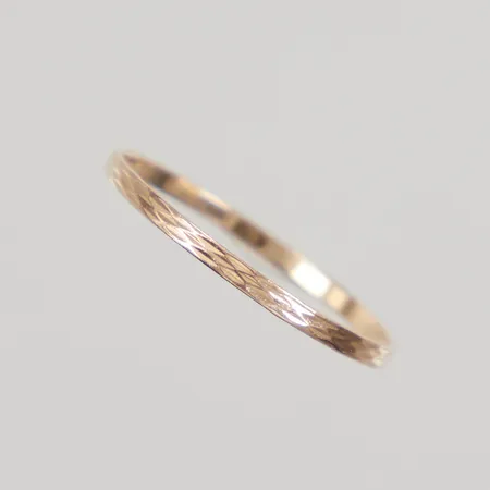 Ring stl 15, bredd 1,2mm, mönsterdekor, 18K Vikt: 0,4 g
