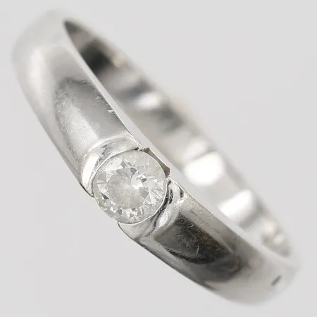 Ring med vit sten stl:17¾, bredd 2-4mm, vitguld, 14K Vikt: 2,7 g