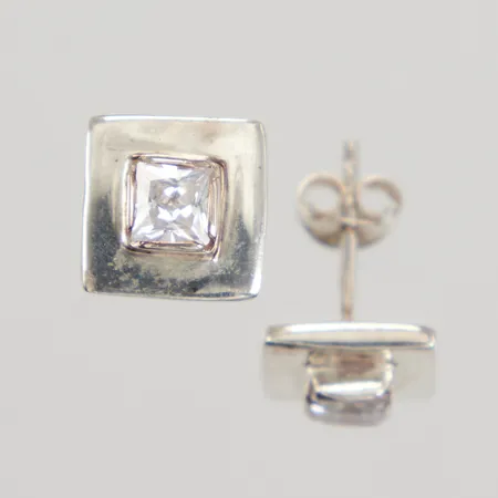Ett par örhängen med vita stenar ca 10x10mm, omaka stoppar, silver Vikt: 3,3 g