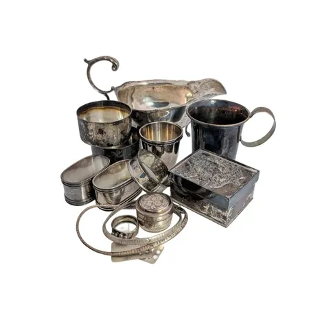 Diverse silverföremål 830-925/1000, (293,2 + 267,3 gram), bruksmärken/gravyr förekommer Vikt: 560,5 g