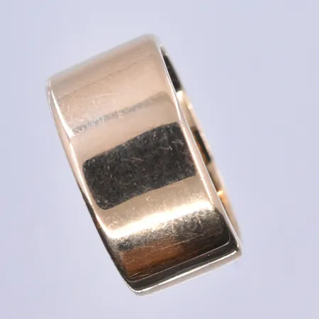 Ring stl:16¾, bredd 10 mm 18K. Vikt: 10,8 g