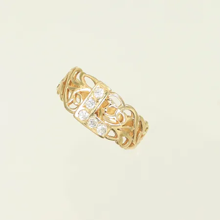 Ring "L" med vita stenar och genombruten dekor stl 20¼, bredd 3-9mm, 14K, 3,1g Vikt: 3,1 g