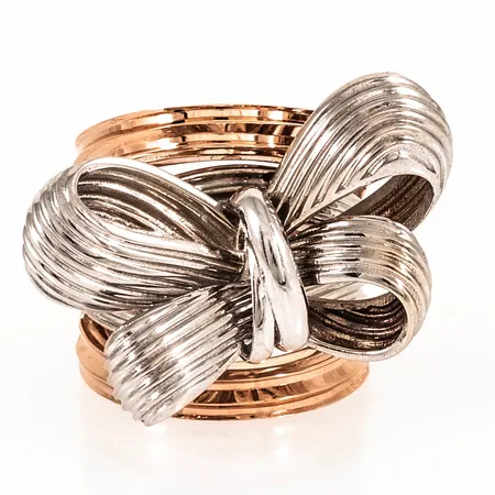 Ring med rosett stl:18 bredd 5,5-26mm, rosé- och vitguld 18K 16,4g. 