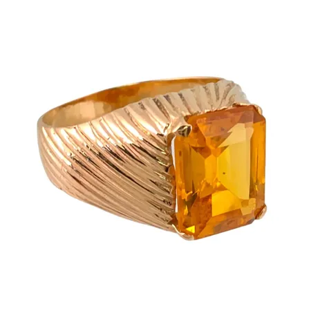 Ring i 18K guld, gul Safir 7x9 mm, stl:15¾ mm, bredd 3-10 mm, fint skick Vikt: 3,8 g