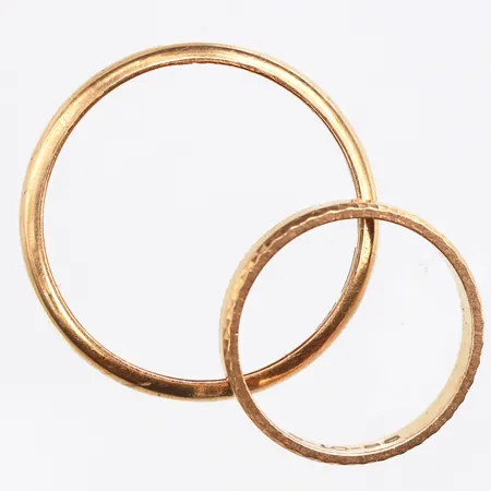 2 Ringar, stl:16½-22, gravyr, 18K. Vikt: 7,6 g