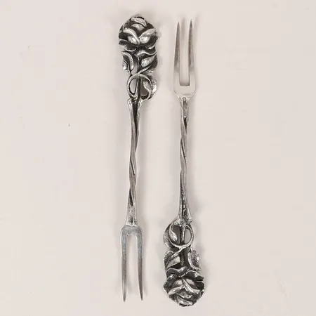 Två sillgafflar modell Ros, längd 9cm, silver 830/1000 Vikt: 12,4 g