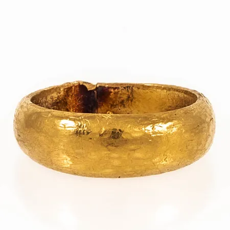 Doserad ring stl:16 bredd 3,7-6,3mm stämplad 100%, märken, vassa ojämnheter, 24K 6,8g. 