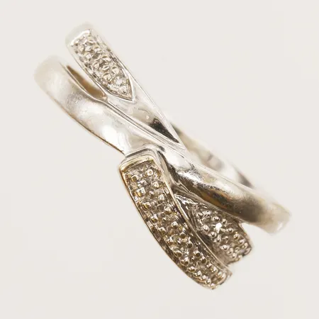 Ring med diamanter 14 x ca 0,01ct, stl: 17, bredd 8mm, Guldfynd Sverige AB, 18K vitguld Vikt: 5,4 g