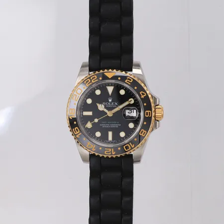 Herrur Rolex Oyster Perpetual Date GMT Master II, Ø40mm, ref-nr 116713LN, serie-nr M157498, stål/guld, slitet gummiarmband ej original, repa på glas och mikronagg klockan elva, mindre märken/repor på boett, oysterlänk (11st bitar) guld/stål isärplockad och ej komplett, inga tillbehör.