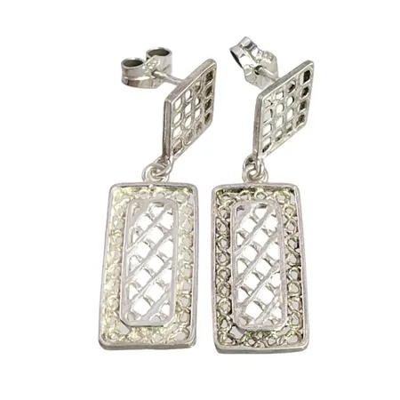 Örhängen i silver, längd 33 mm, bredd 9 mm Vikt: 2,6 g