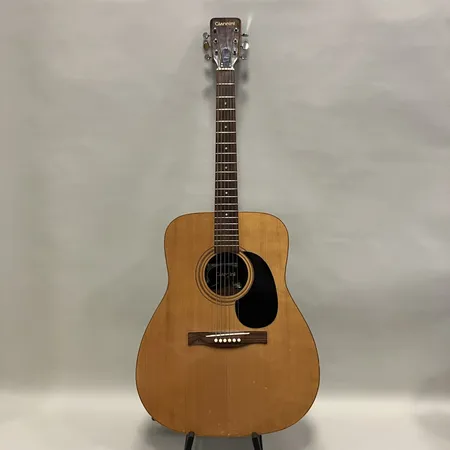 Gitarr Giannini , serienr: 50012838, modell nr: AWS-740, år 1974, repor, ribborna på insidan har släppt/spruckit, mjukt fodral. Skickas med Bussgods eller PostNord