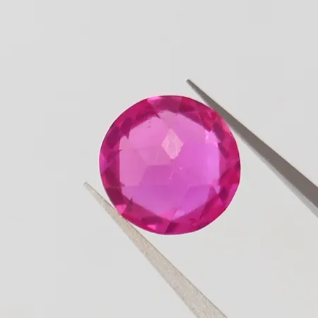 Lös rosa safir ca 8,14x8,01x5,69mm ca 2,67ct syntetisk fasetter med slitage. Vikt: 0 g