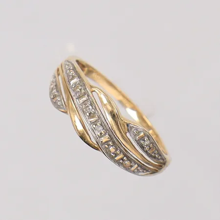 Ring med 8/8-slipade diamanter 4 x ca 0,005ct stl:17, bredd 1,7-6,7mm, GHA. 18K Vikt: 2 g