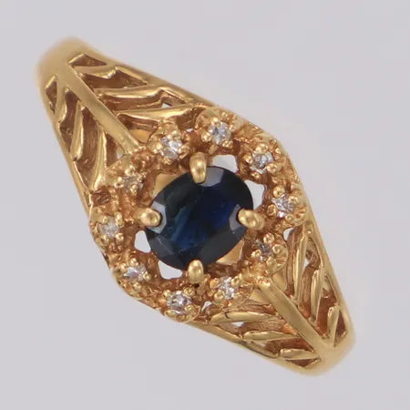 Ring med blå sten och åttkantslipade diamanter ca 0,05ctv stl:17, bredd 9,7mm, 18K  Vikt: 3,4 g