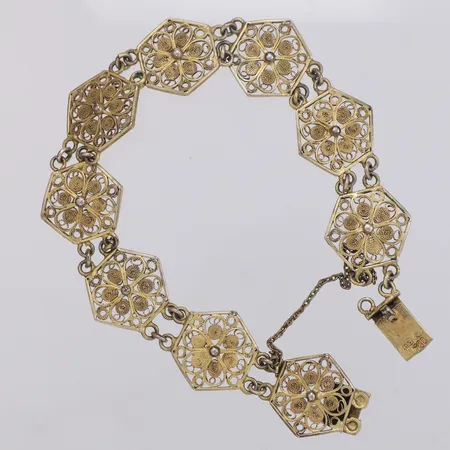 Armband, filigran, längd ca18cm, bredd 15mm, saknar länkar, troligen finsk stämpel, förgyllt 830/1000 silver Vikt: 10,9 g