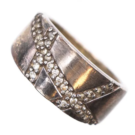Ring med små vita stenar, stl:17, 925/1000 silver. Vikt: 7,5 g
