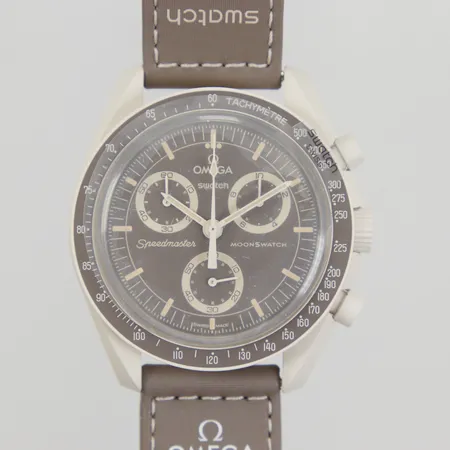 Herrur Omega X Swatch, Moonswatch, Mission on Earth Desert, bioceramic, quartz, Ø42mm, kronograf, velcro-band, plexiglas, certifikat/garantikort 27 juli 2025, box