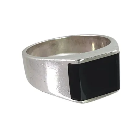 Klackring herrmodell silver 925/1000 svart Onyx, stl:20,0 mm, bredd 4,8-10,2 mm, sten utan anmärkning, kontrollstämpel liksom ett minimalt märke på skenans utsida Vikt: 9,6 g