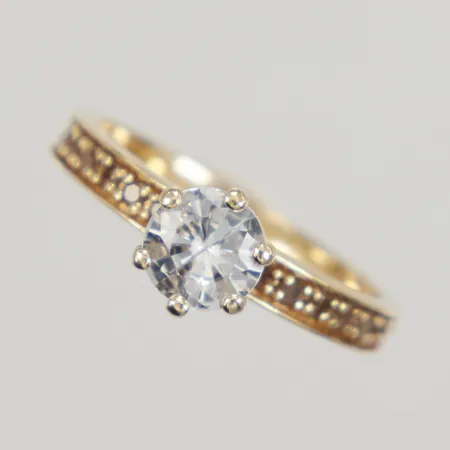 Ring med vita stenar stl 16¾, bredd 2,8-6,2mm, gravyr, 18K Vikt: 3,5 g