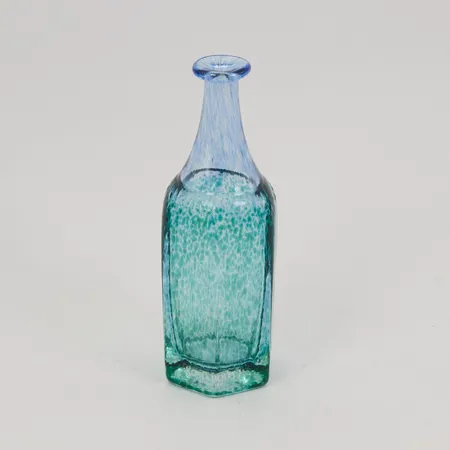 Miniatyrvas, Antikva, Bertil Vallien, Kosta Boda, höjd 11cm, grönt och blått glas, signerad och numrerad 48010