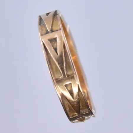 Ring stl:19¼, bredd 5 mm 20K. Vikt: 4,1 g