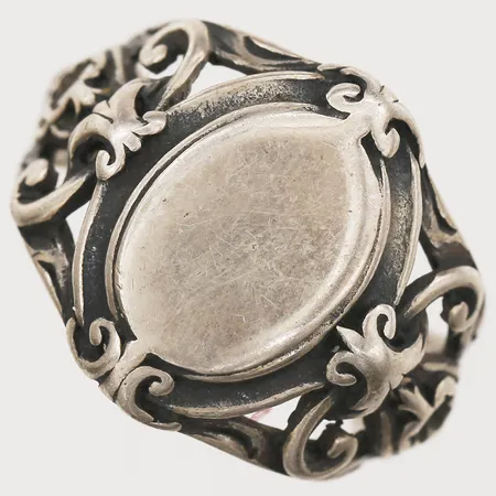 Ring stl:16½, bredd 4-17mm, ostämplat silver Vikt: 6,1 g
