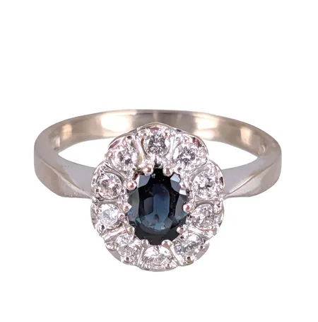 Carmoséring i 18K vitguld, Safir 5 x 7 mm, Diamanter 10 x 0,04ct, Guldfynd, stl:20¼ mm, skenans bredd 2,5 mm, frontens storlek 11x13 mm, stenar utan anmärkning Vikt: 5,5 g