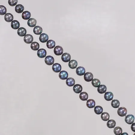 Pärlcollier odlade färgade sötvattenspärlor ca Ø8mm, längd 144cm, något ojämna i formen, flertal pärlor skadade, utan lås