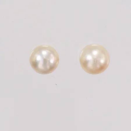 Örhängen med odlade pärlor ca Ø7,9mm, skadade pärlor, i behov av omlimning. 18K Vikt: 2,2 g