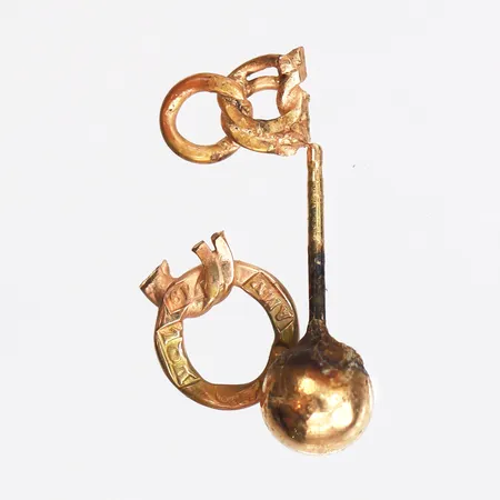 Diverse guld, defekt/udda, 18K. Vikt: 0,7 g
